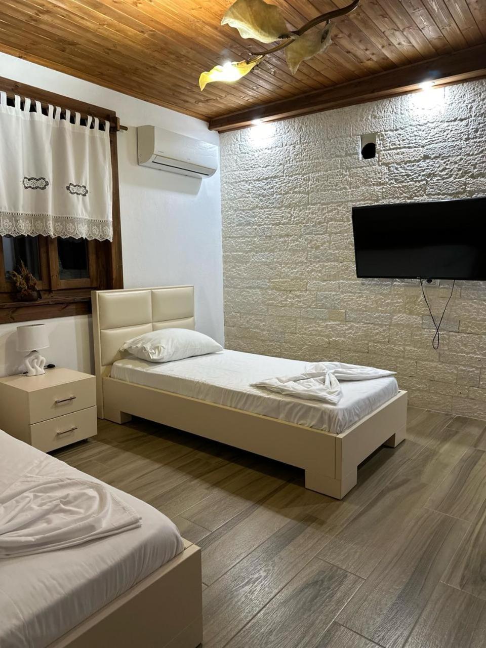 Eni Entire Guesthouse Parking On Site 베라트 외부 사진