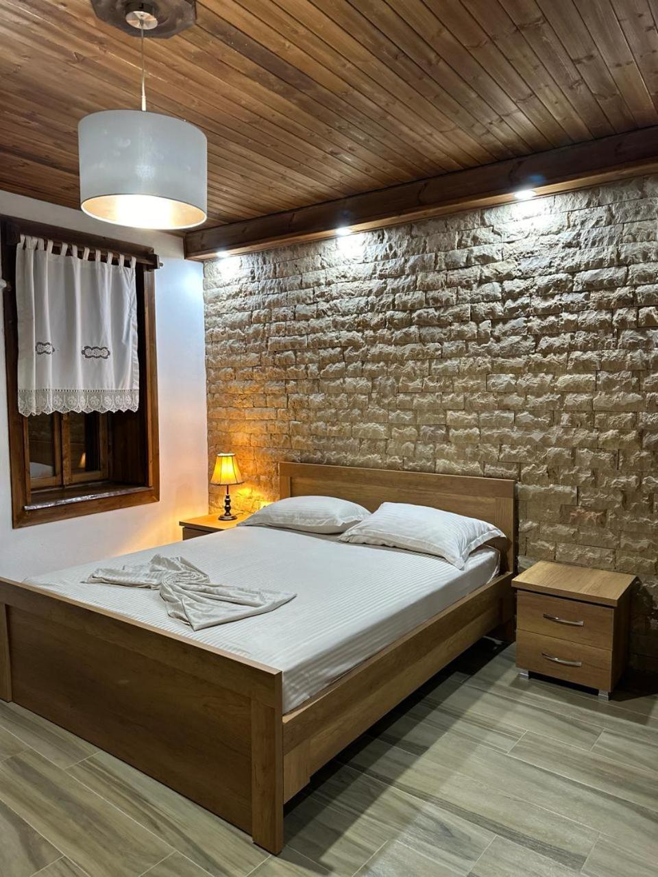 Eni Entire Guesthouse Parking On Site 베라트 외부 사진