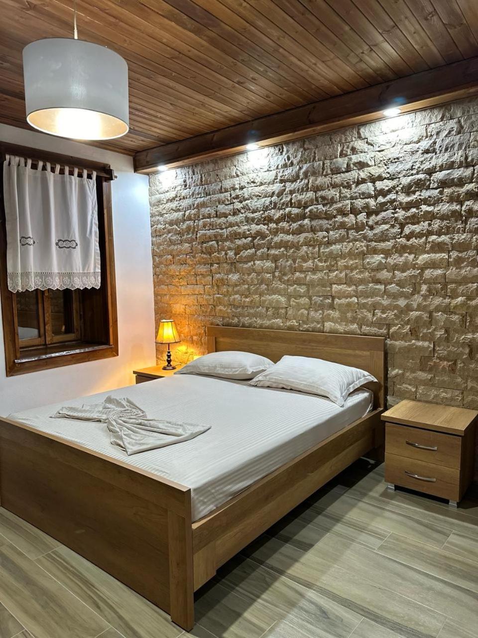 Eni Entire Guesthouse Parking On Site 베라트 외부 사진